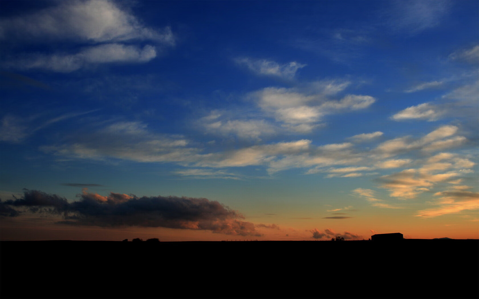 乐鱼电竞在线平台登录入口-中锋与边锋配合默契,战术执行精准,边锋是中场还是前锋