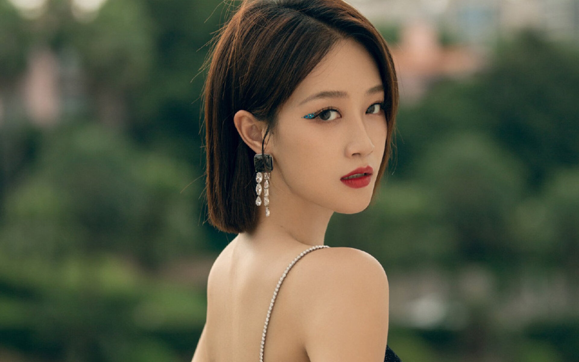 乐鱼娱乐app-法甲星光璀璨:新星登场引领锋线未来,法甲新赛季宣传片