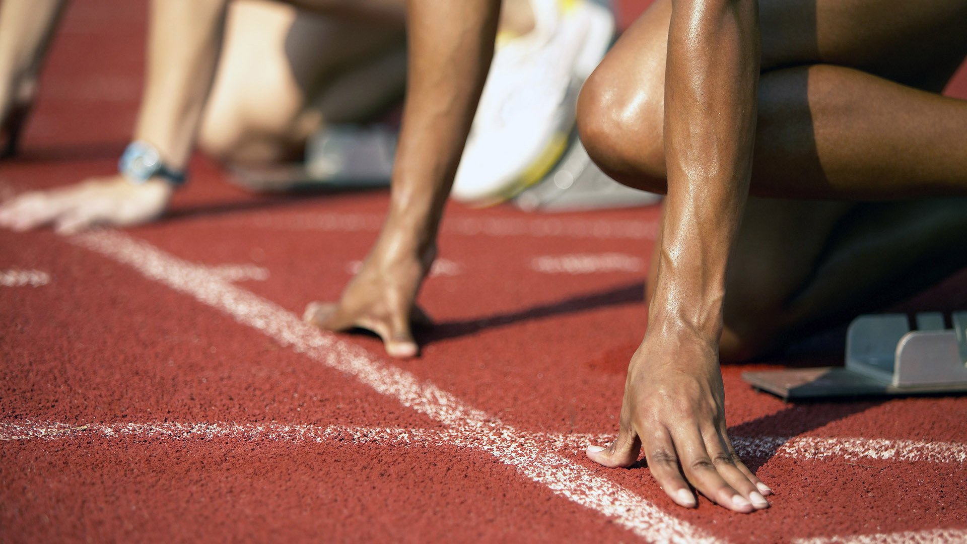 世界杯八强：裁判判罚持续成焦点 多场比赛争议瞬间被放大